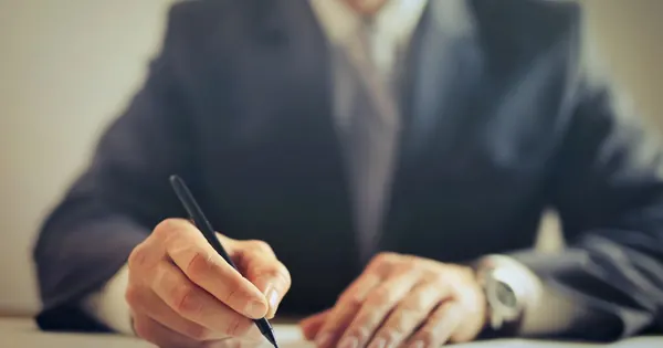 Signature d’un document posé sur un bureau
