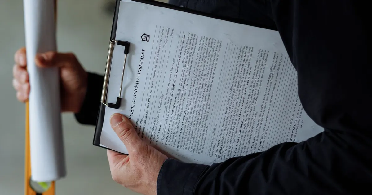 Document de travail tenu sur un porte-bloc