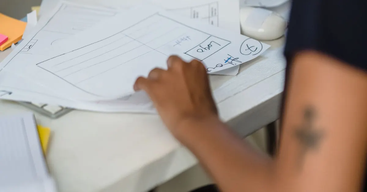 Documents et notes de travail classés sur un bureau