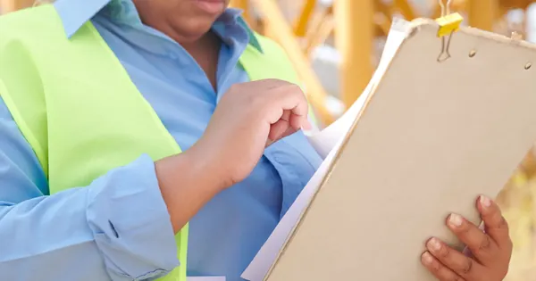 Consultation d’un porte-bloc avec un équipement de chantier