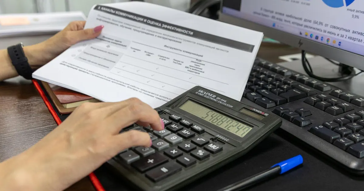 Calculatrice et documents financiers sur un bureau