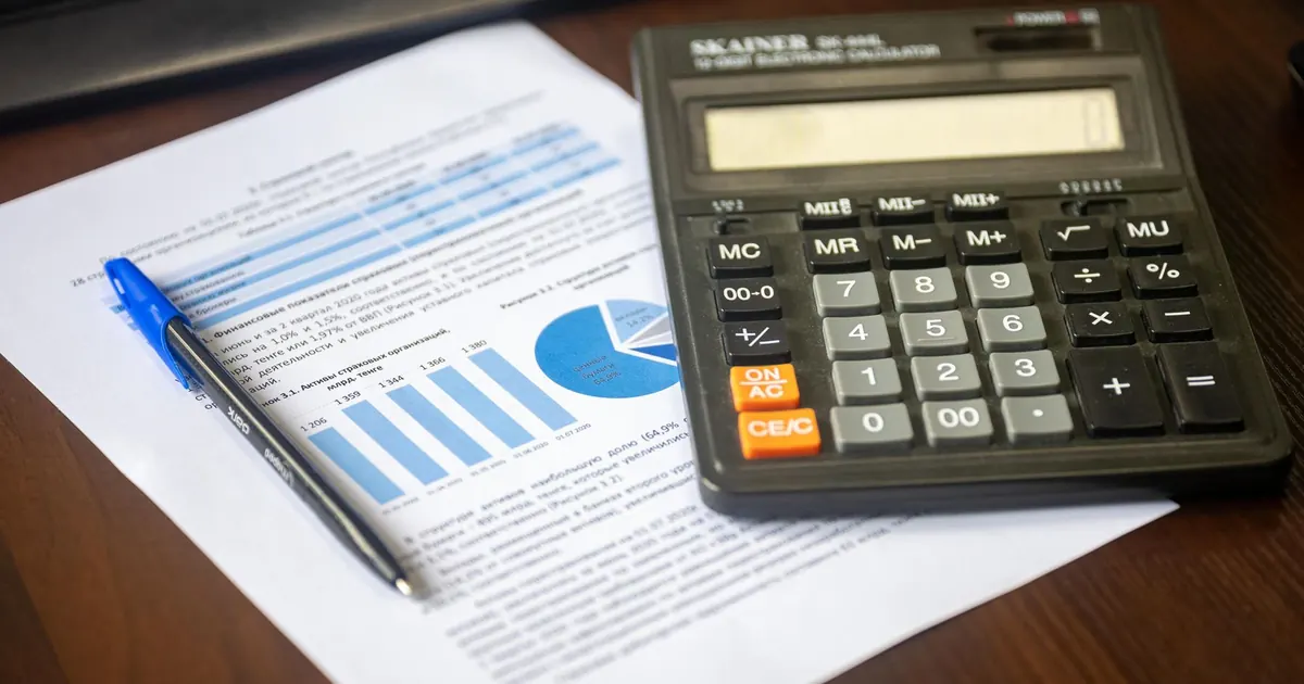 Calculatrice posée sur un rapport financier
