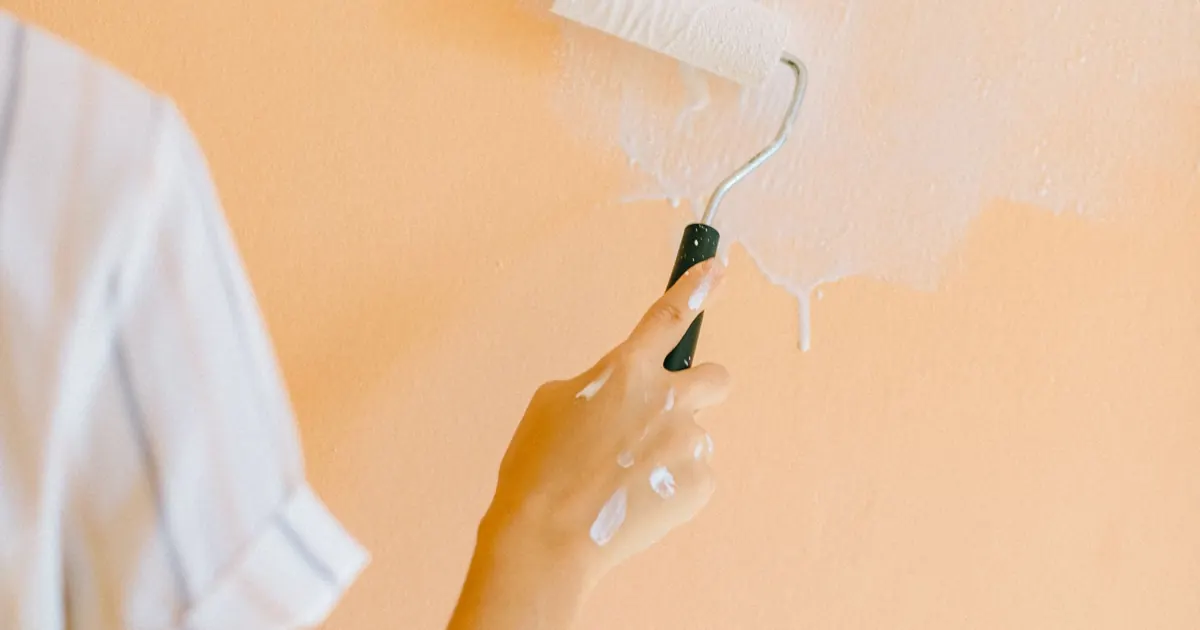 Application de peinture au rouleau sur un mur