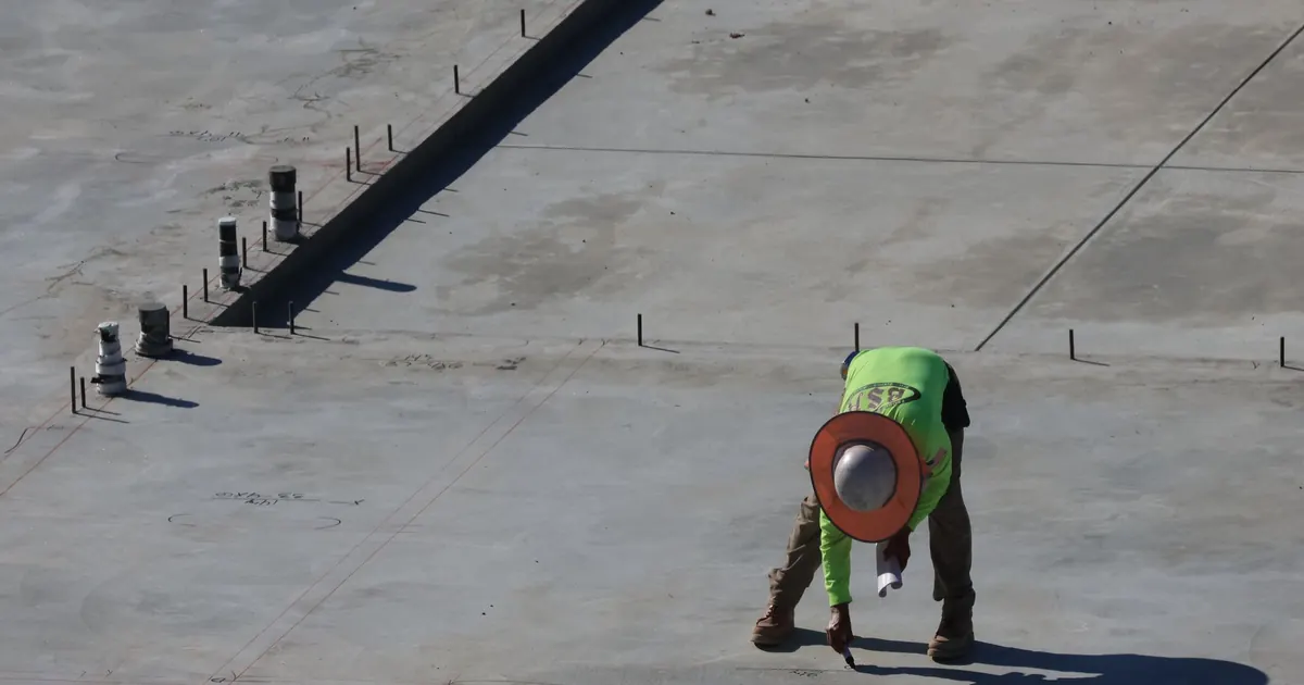 Travail sur une dalle de béton en chantier