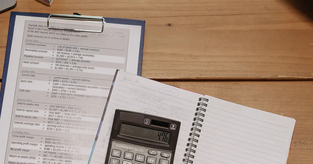 Calculatrice et relevés de calcul sur une table