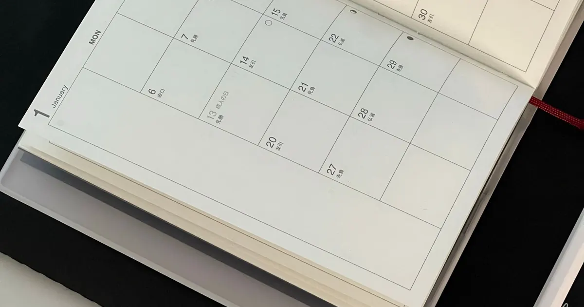 Agenda ouvert et stylo pour organiser les tâches