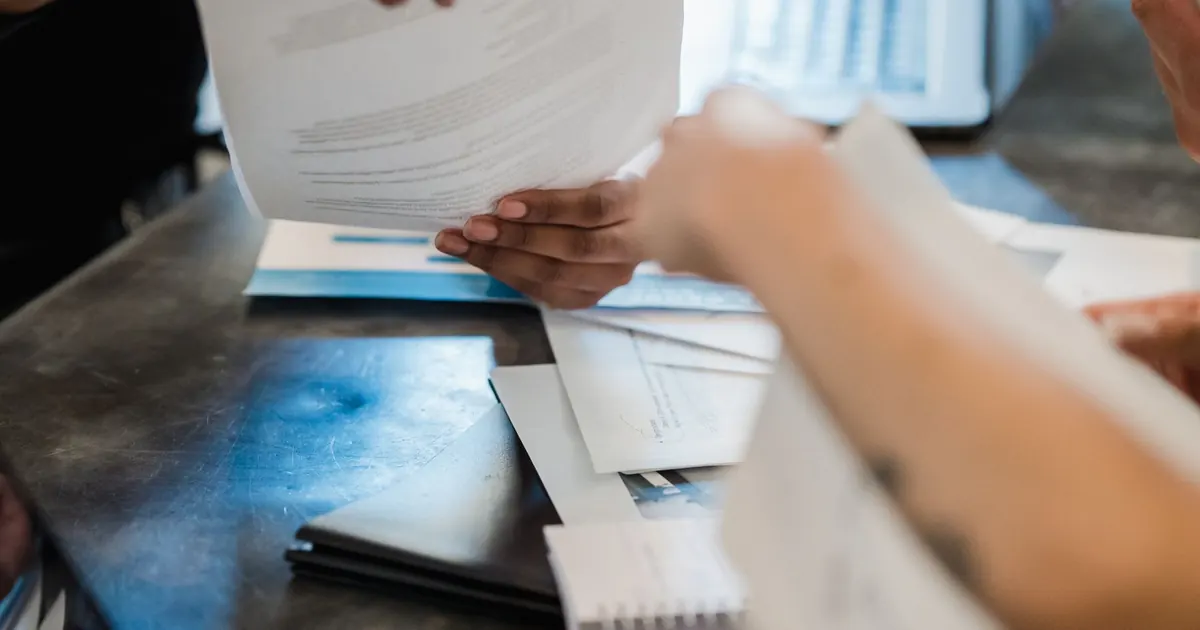 Échange de documents de travail autour d’une table