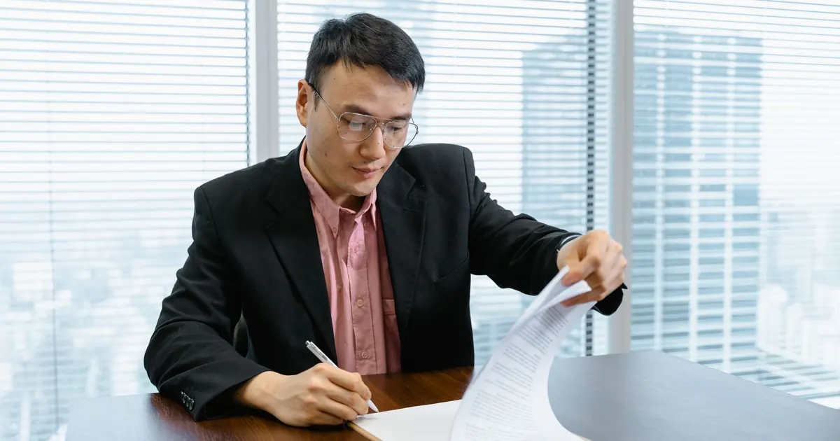 Vérification de documents administratifs à un bureau