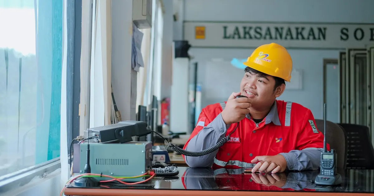 Professionnel du bâtiment utilisant une radio sur son lieu de travail.