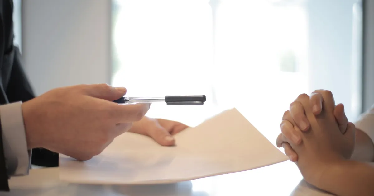 Deux personnes examinent un document lors d’un échange