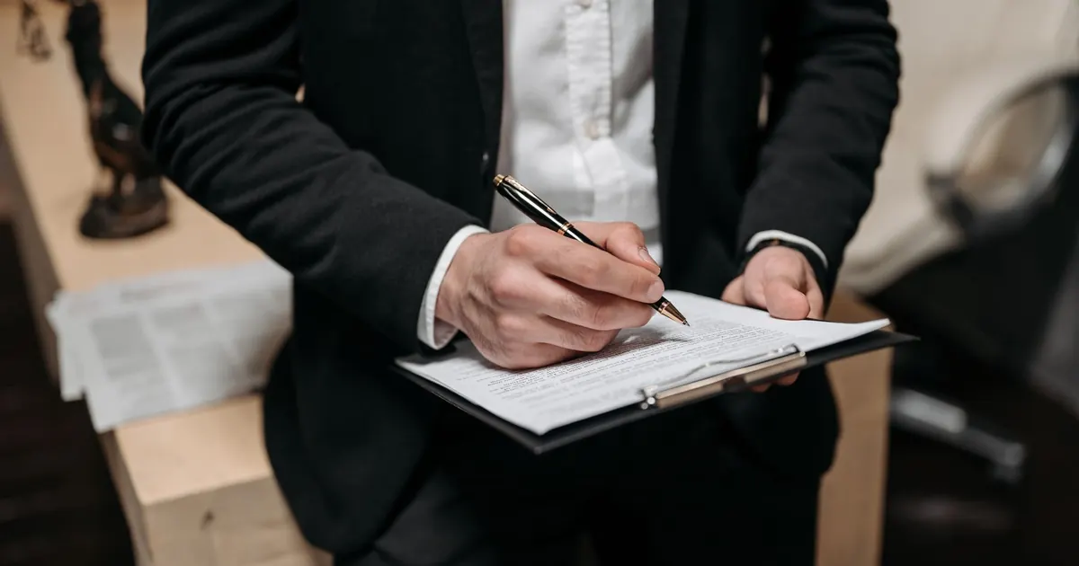 Lecture de documents maintenus sur un porte-bloc
