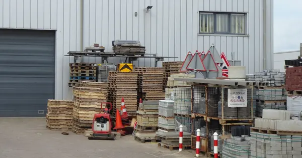 Matériaux entreposés dans une cour industrielle