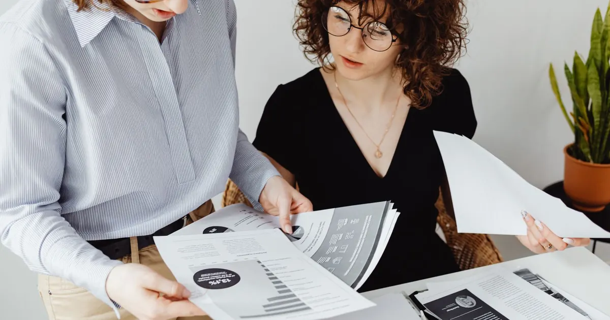 Deux professionnelles examinant ensemble des documents