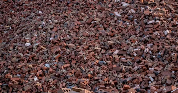Tas de briques issues de travaux, avant leur tri