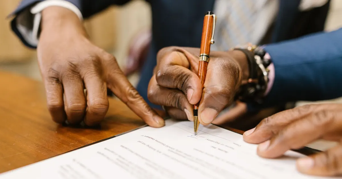 Lecture et signature d’un document contractuel