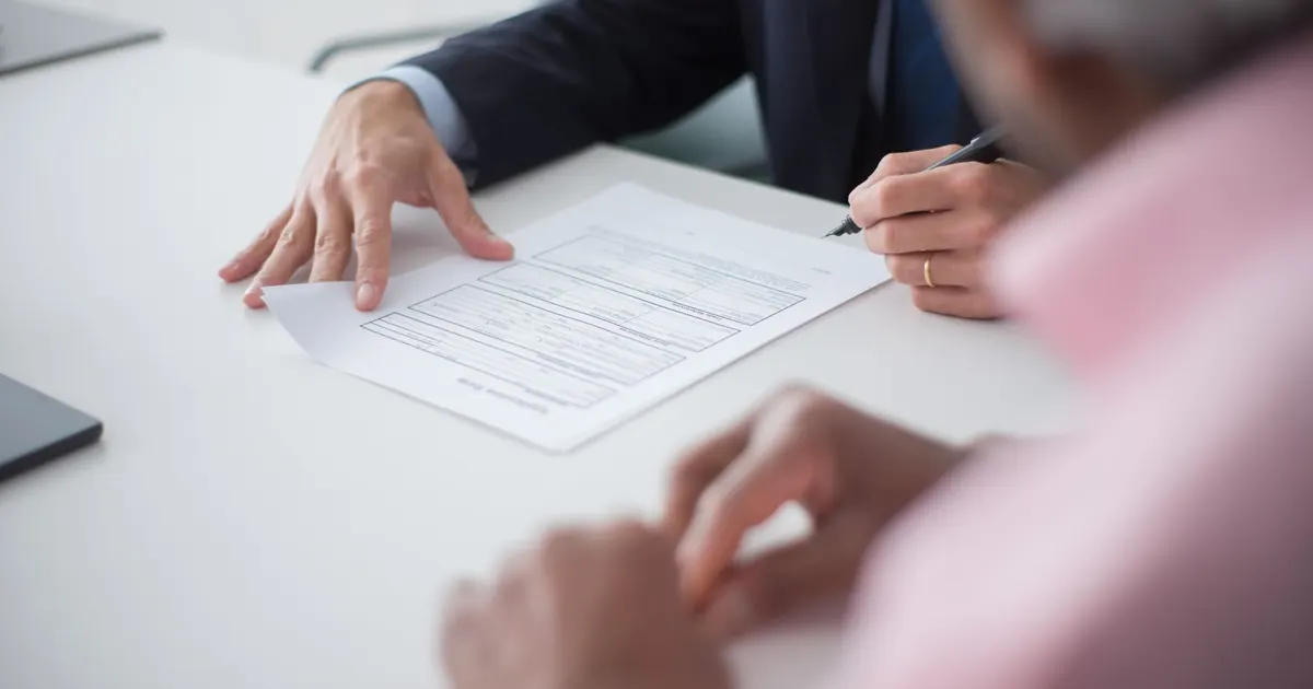 Échange de documents autour d’une table