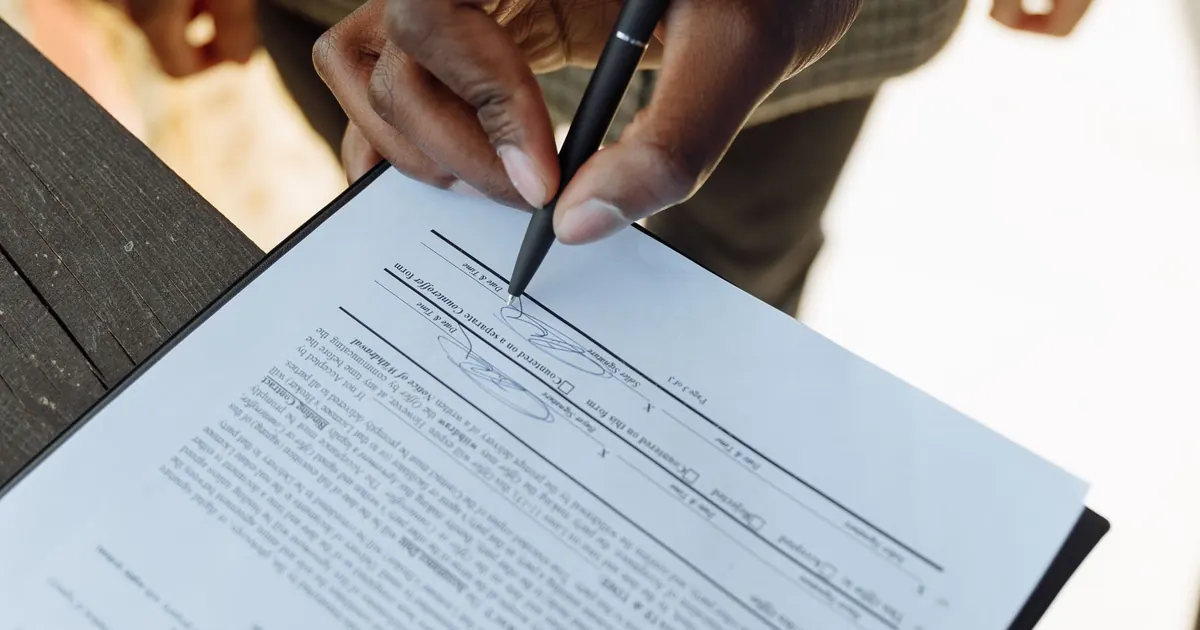 Signature d’un document sur un porte-bloc