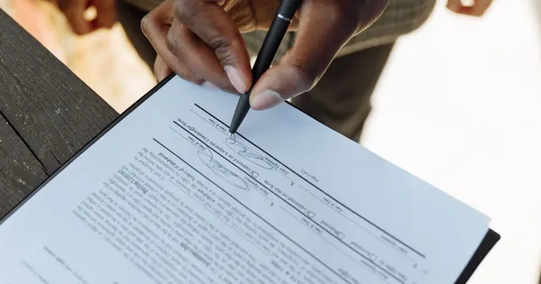 Signature d’un document sur un porte-bloc