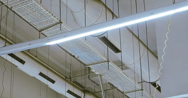 Gaines de ventilation et chemins de câbles en plafond