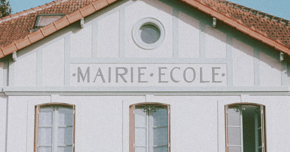 Façade d’une mairie-école en France