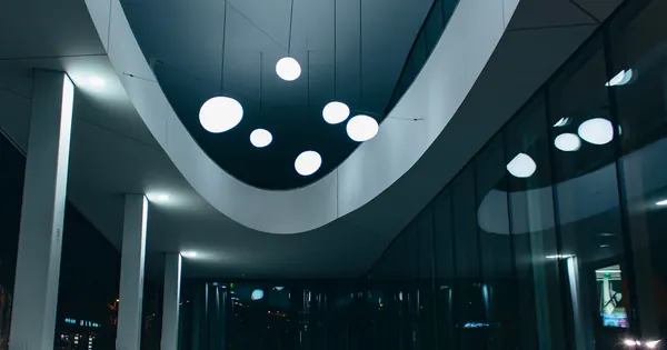 Luminaires suspendus et éclairages dans un bâtiment