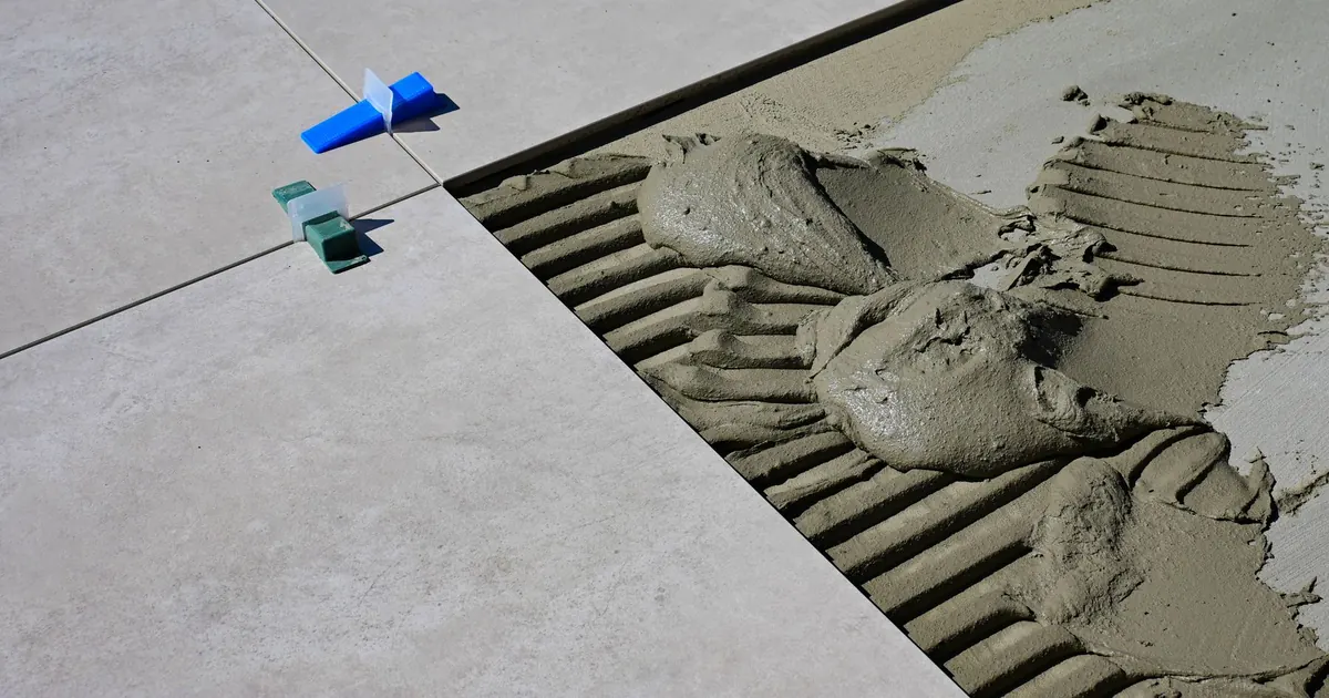 Carrelage en cours de pose avec croisillons et mortier