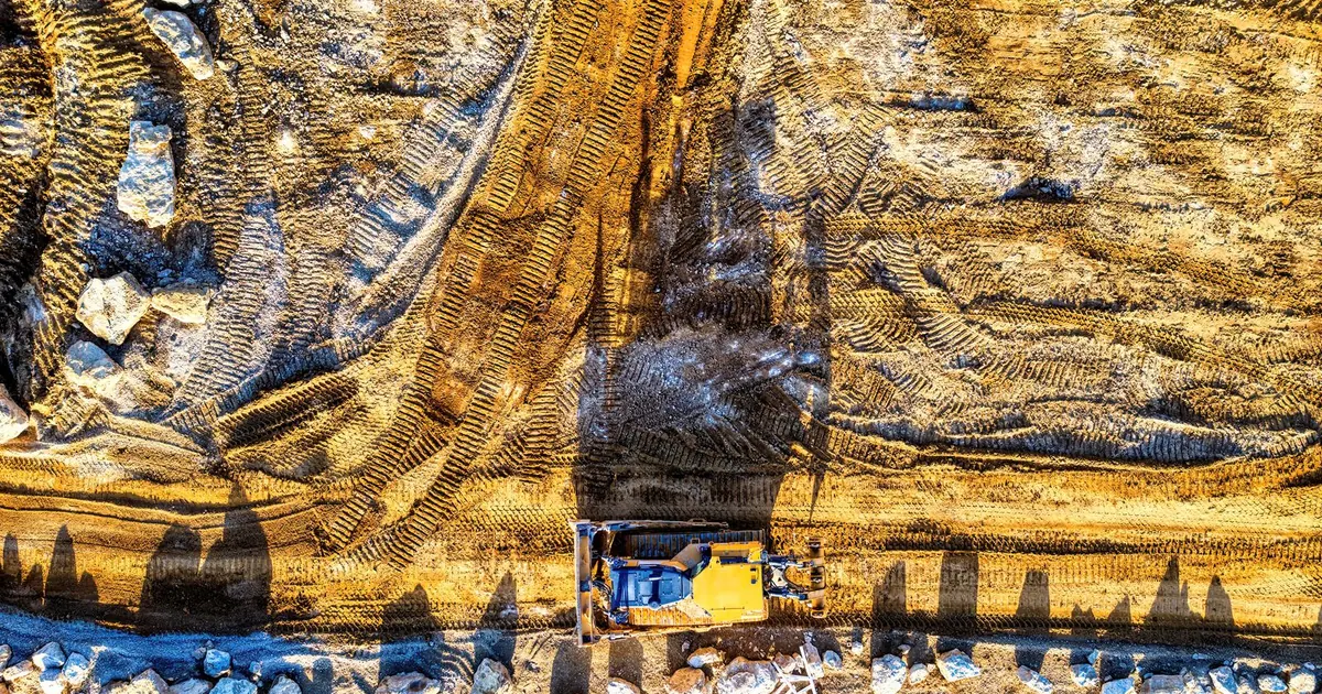 Engin de terrassement sur un terrain de chantier vu du dessus
