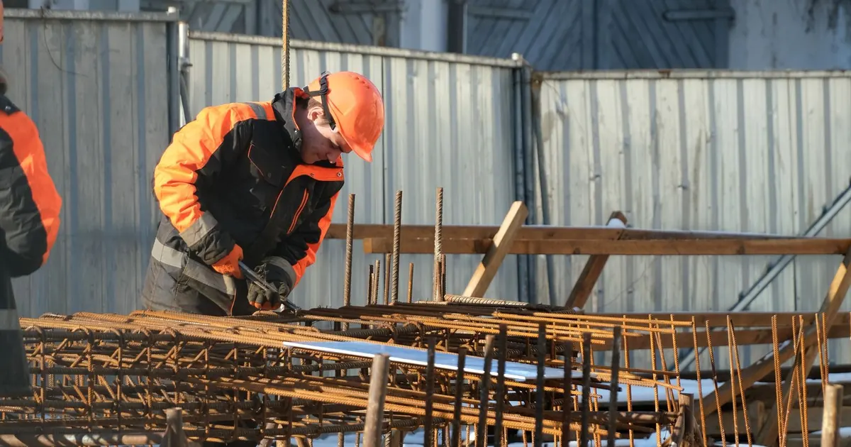 Ouvrier préparant les armatures sur un chantier de construction