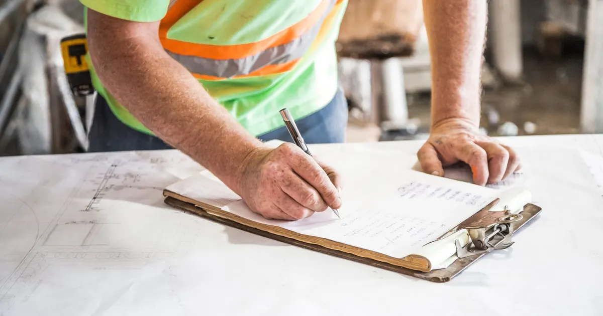 Renseignement d’un document sur une table de chantier