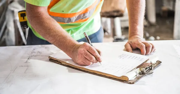Renseignement d’un document sur une table de chantier