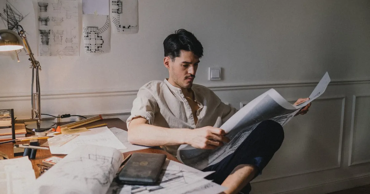 Professionnel étudiant des plans à son bureau