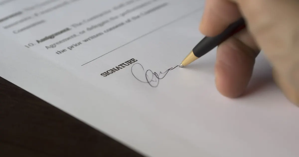 Examen d’un document contractuel sur une table