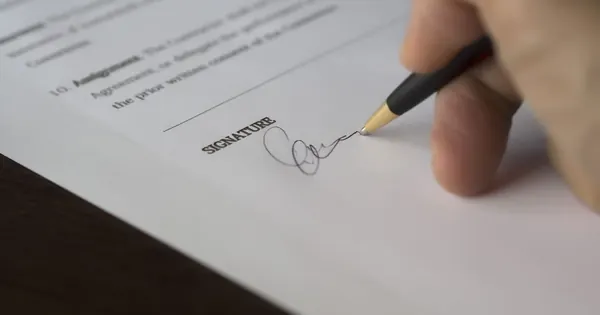 Examen d’un document contractuel sur une table