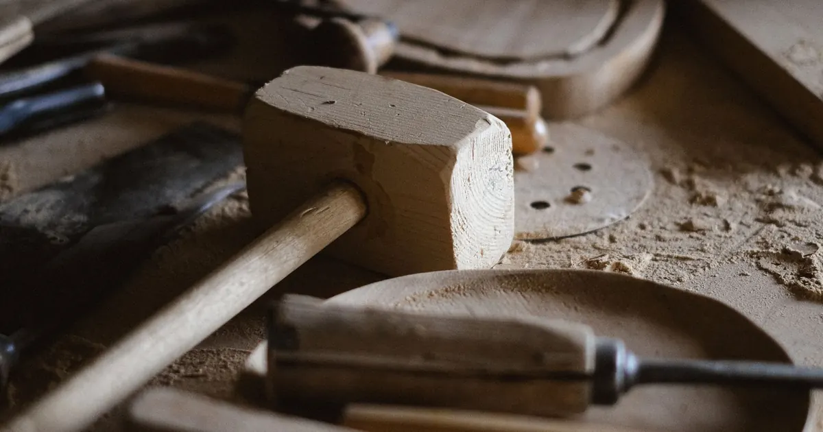 Outils de menuiserie et pièces de bois sur un établi