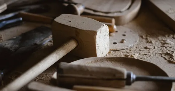 Outils de menuiserie et pièces de bois sur un établi