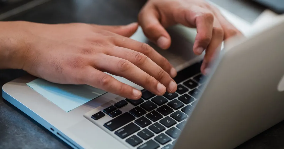 Rédaction sur le clavier d’un ordinateur portable