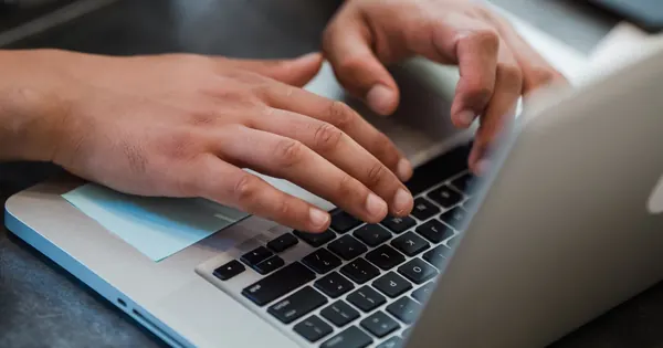 Rédaction sur le clavier d’un ordinateur portable