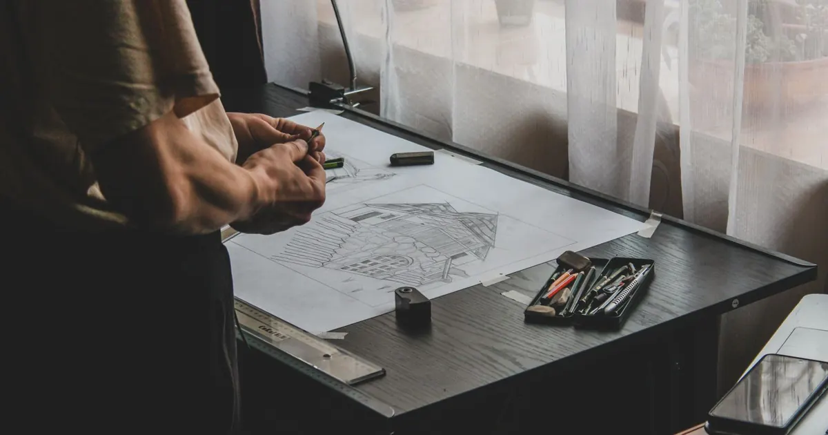 Vérification de dessins et de plans sur une table de travail