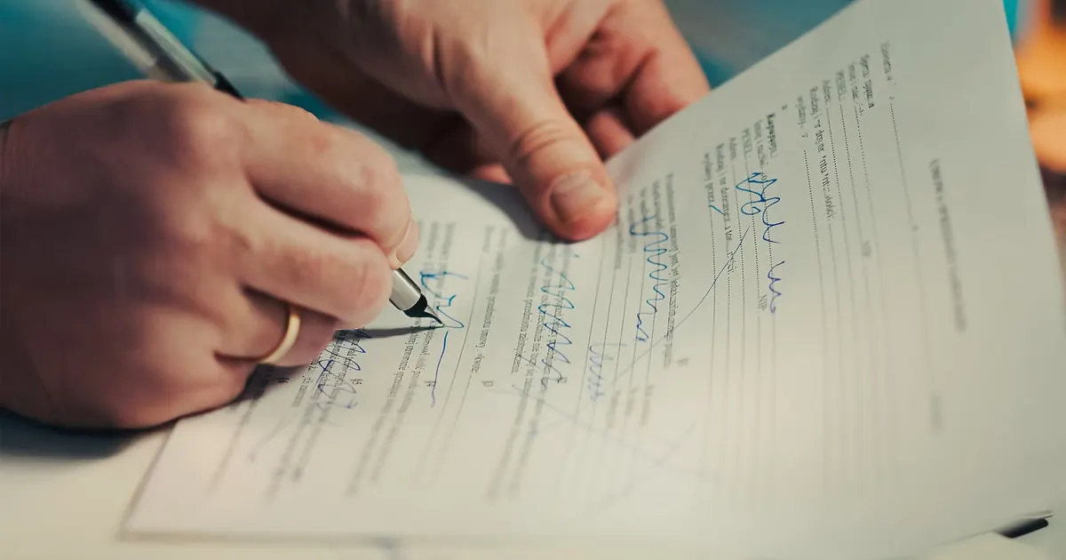 Signature d’un document de suivi contractuel