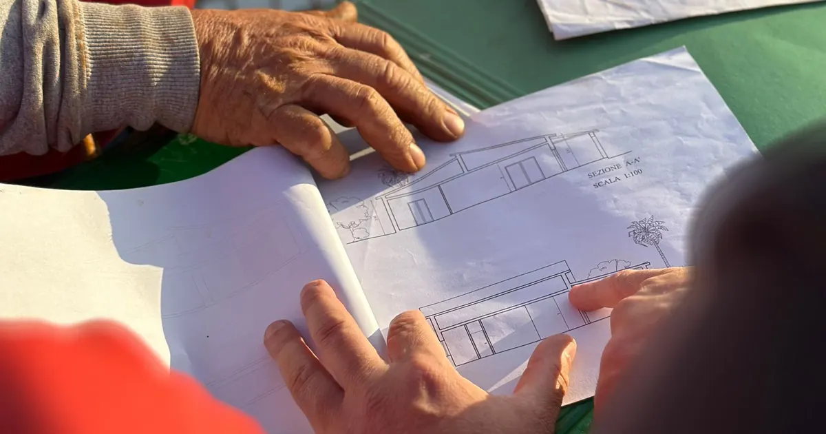 Examen collectif d’un plan sur un chantier