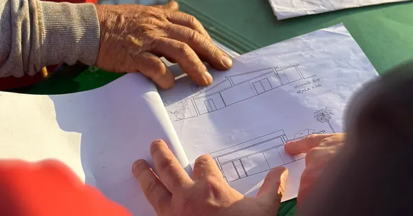 Examen collectif d’un plan sur un chantier