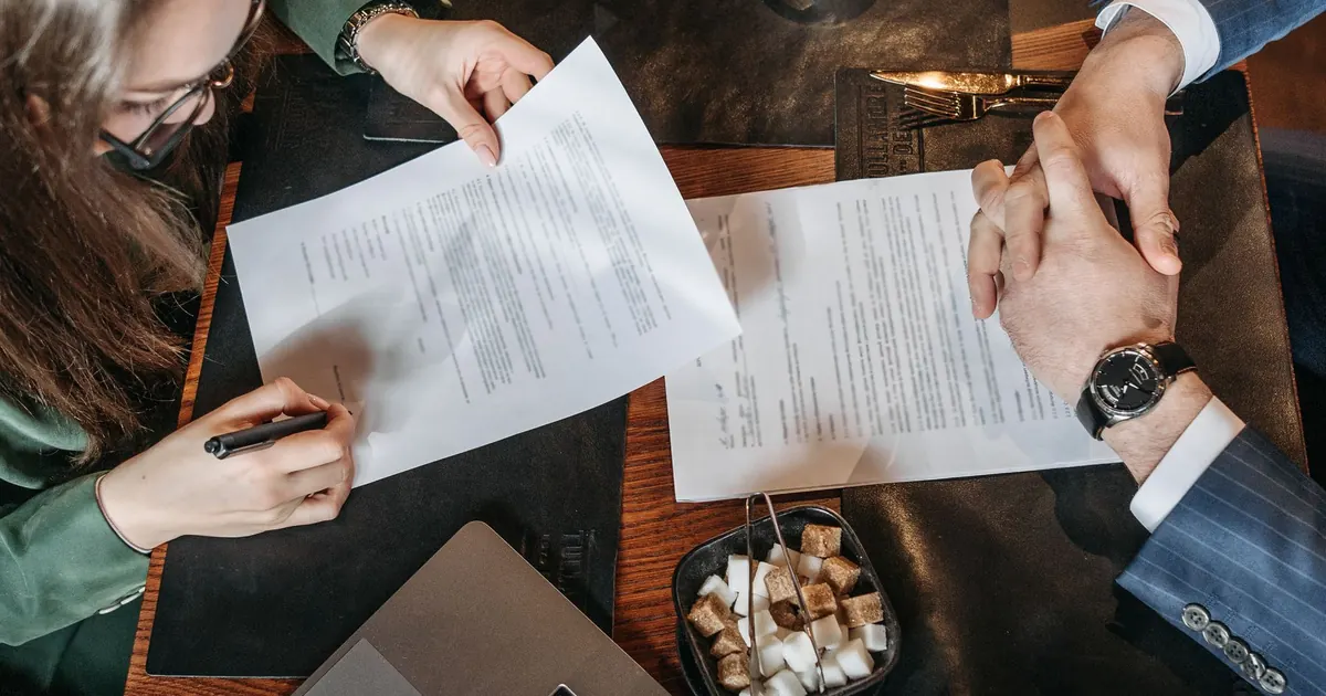 Signature d’un document près d’un ordinateur portable