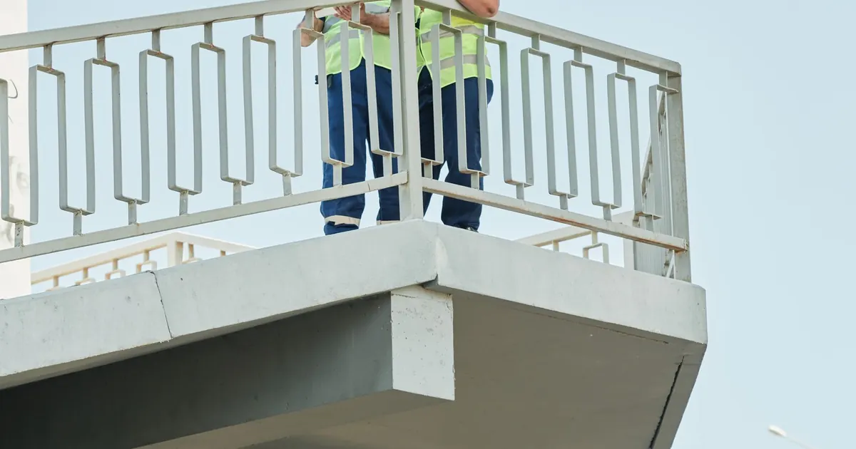Présence d’une personne équipée sur un balcon en construction