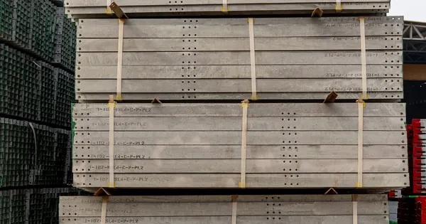 Éléments préfabriqués en béton rangés sur un chantier