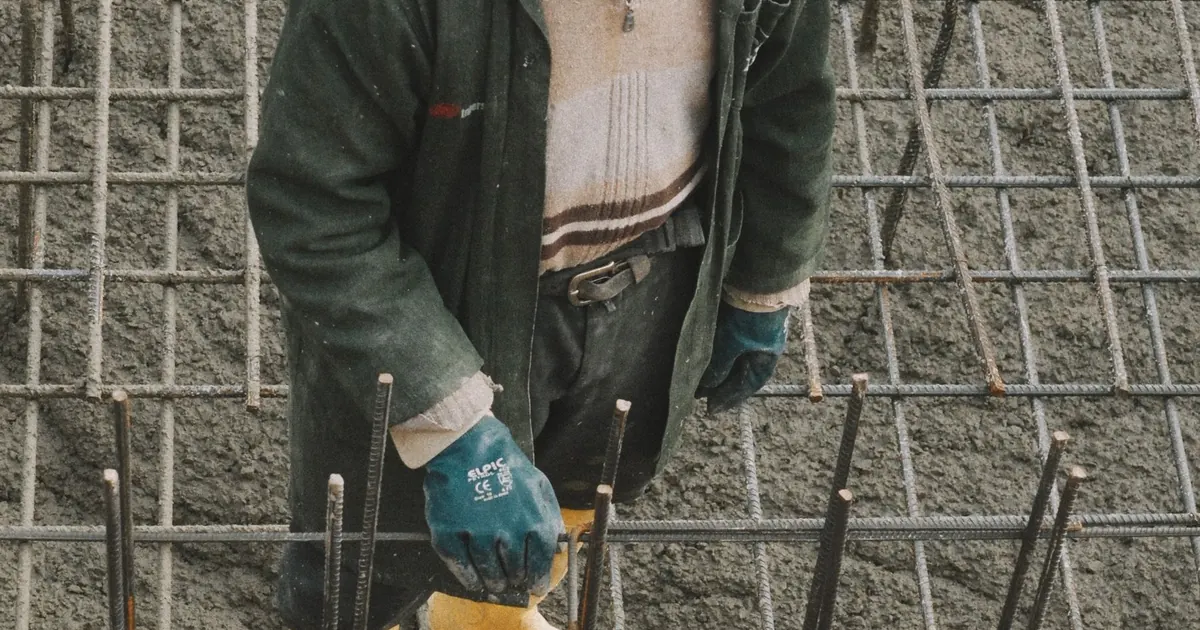 Préparation d’armatures métalliques sur un chantier