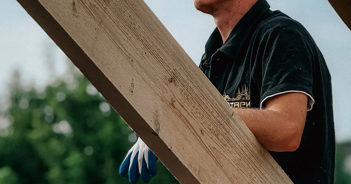 Préparation d’un élément de charpente sur un chantier