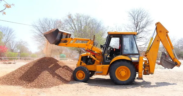 Chargeuse sur un chantier à proximité de matériaux en vrac