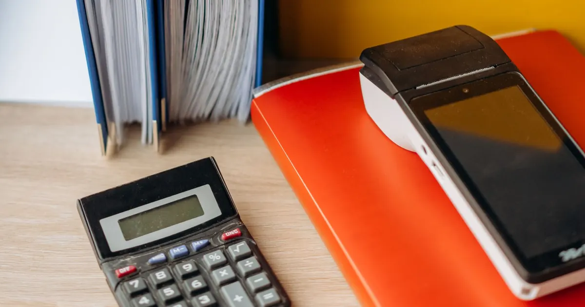 Calculatrice, dossiers et documents de travail