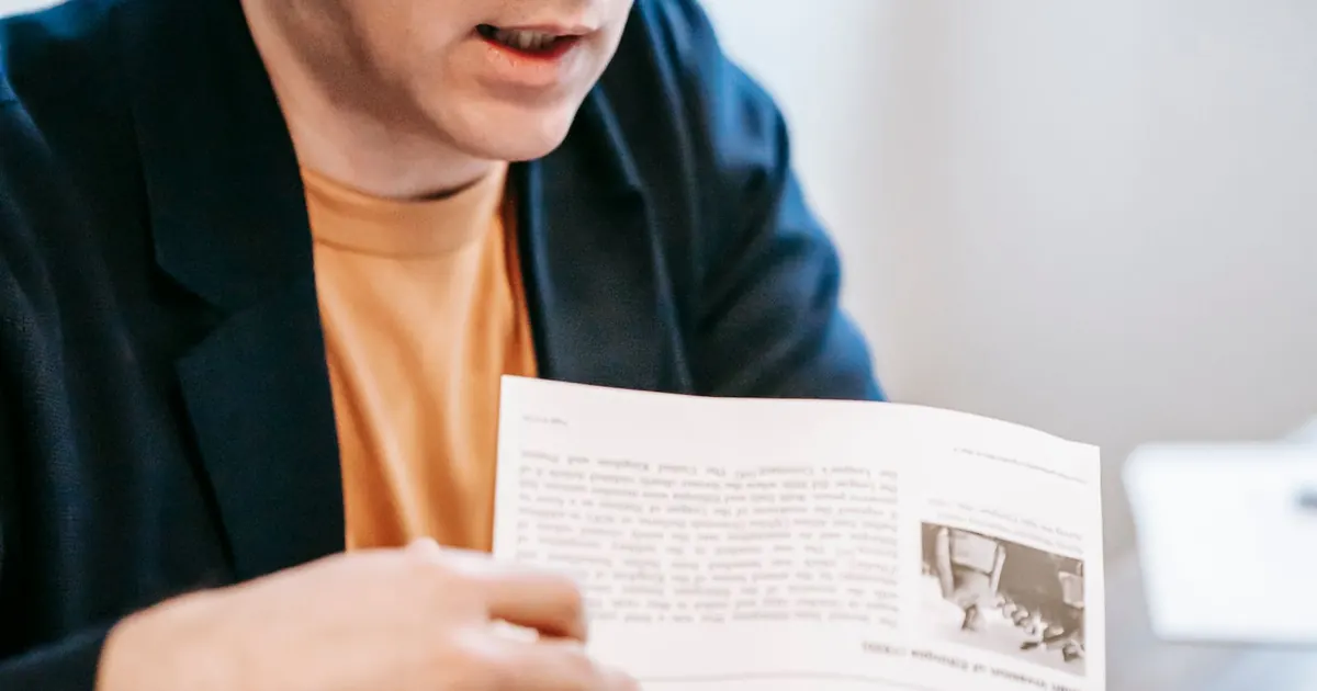 Professionnel concentré sur des documents de travail à son bureau.