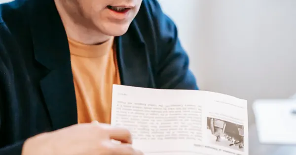 Professionnel concentré sur des documents de travail à son bureau.